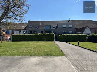 Nabij het centrum van Ooigem, treffen we dit recente gelijkvloers appartement met tuintje.<br />Het omvat;<br />* inkomsas met gastentoilet<br />* ruime living<br />* open keuken keuken met alle inbouwapparatuur<br />* berging<br />* twee slaapkamers<br />* moderne badkamer met ligbad en lavabomeubel<br />Achteraan bevindt zich het privatieve​​ terras + tuintje, samen +/- 50m² en private parkeerplaats.<br />Aangezien het appartement momenteel goed verhuurd is, is het de ideale investering.<br />Mits het respecteren van de vooropzeg van zes maanden kan het ook voor eigen gebruik.<br />Troeven : handig gelijkvloers met privaat tuintje - lage syndickosten (aparte inkom en geen liftkosten) - CV op aardgas - EPC B<br />Vraag vandaag nog uw bezoek via angelo@immo-termote.be of 0497/429.446.