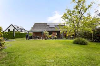 Deze uitstekend onderhouden en asbestvrije open bebouwing is gelegen in een rustige, autoluwe woonwijk en biedt een mooie combinatie van rust, privacy, groen en modern wooncomfort. Op wandelafstand bevinden zich de Potpolder en het Broek van Tielrode, ideaal voor wandelingen en fietstochten in een groene omgeving.<br /><br />De woning is energiezuinig met een EPC-label B en beschikt over zonnepanelen, een thuisbatterij en airconditioning. Voor elektrische wagens is er een 3-fase Wallbox, waarmee je de wagen optimaal kunt laden met zelf opgewekte zonne-energie.<br /><br />De woning omvat op het gelijkvloers een inkomhal met vestiaire en bergruimte, gastentoilet, badkamer, slaapkamer, bureau, keuken, eetkamer en gezellige woonkamer. De aansluitende veranda biedt extra leefruimte en kijkt uit op de onderhoudsvriendelijke tuin met terras. Op de eerste verdieping bevinden zich nog twee volwaardige slaapkamers, een apart toilet en een praktische berging.<br /><br />Ook buiten geniet je van extra comfort dankzij de terrasoverkapping met lamellendak en zonwering, twee elektrische zonneluifels. De woning beschikt daarnaast over een garage met elektrische poort, washuis en extra bergruimte. Voor de woning is er ruime parkeergelegenheid.<br /><br />Dankzij de goede verbinding met de E17, N16 en N41 zijn omliggende gemeenten en steden vlot bereikbaar. Scholen, supermarkten en winkels bevinden zich eveneens op korte afstand.<br /><br />Een verzorgde, energiezuinige woning op een rustige en groene locatie, met alles in huis om comfortabel en zorgeloos te wonen.