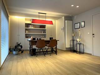 De ligging langs de N9 zorgt voor een garandeerde zichtbaarheid voor uw zaak.Dit perfect onderhouden handelspand bestaat uit:- Inkom: inkomhal met...