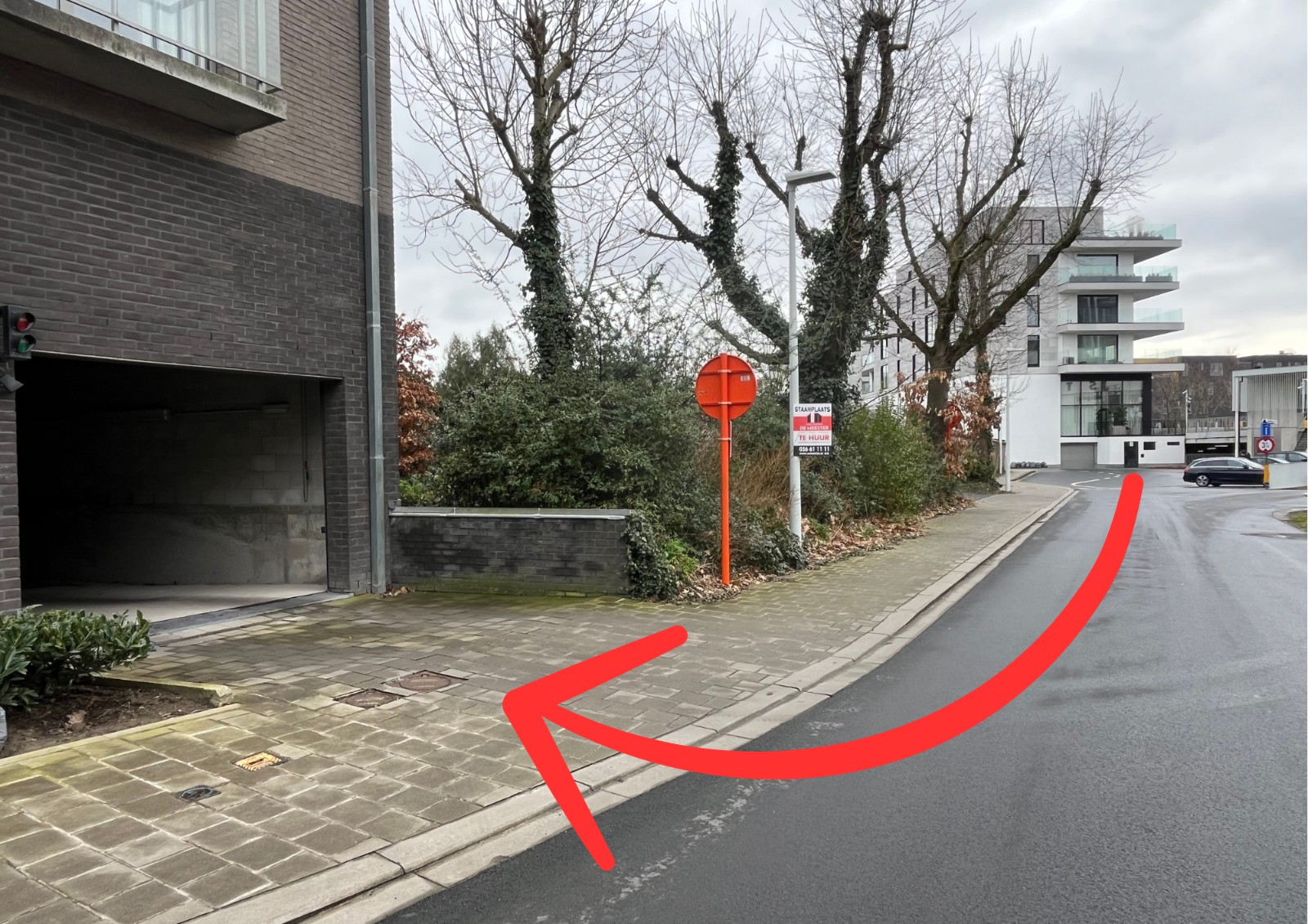 Uiterst centraal gelegen ondergrondse staanplaats te Waregem - photo 1