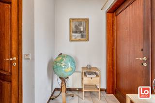 Degelijke open woning met dubbele inpandige garage en gezellige tuin op een toplocatie nabij het centrum van Lochristi. De woning is te renoveren...