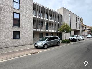 Dit appartement (A2.1) is gelegen op de 2de verdieping in de Residentie Brouwershof te Westrozebeke (Staden) en bestaat uit: inkomhal - toilet - badkamer - leefruimte - keuken - berging - 2 slaapkamers - terras - garagebox (GB 109)<br /><br />Troeven van dit appartement: <br />- EPC-label A<br />- bewoonbare oppervlakte van 90 m²<br />- terras van 5,49 m²<br />- momenteel is het appartement met garagebox verhuurd aan 700 €/mnd<br /><br />Verkoop onder het stelsel van 21% BTW.