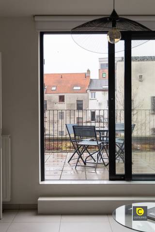 <p><span>Modern 1 slaapkamer appartement met 2 terrassen!</span><span> </span></p><p><span>Gelegen op de tweede en tevens ook de bovenste verdieping van een recent gebouw. In de straat komt geen doorgaand verkeer, doordat we ons bevinden in een doodlopende straat midden in de Dam-wijk. Deze handige ligging maakt van het appartement een rustige uitvalsbasis met alsnog alle voornaamste invalswegen vlakbij. Zo bereik je zonder moeite het centrum van de stad. </span></p><p><span> </span></p><p><span>De indeling van het appartement is als volgt:</span></p><p><span> </span></p><p><span>We betreden het appartement via een handige inkomhal waar je je jas en schoenen makkelijk kan uit doen. Van hieruit hebben we meteen toegang tot de mooie leefruimte. </span></p><p><span>Dankzij de grote terrassen en ramen langs weerskanten van de leefruimte geniet je hier van een heerlijke lichtinval. De open keuken met eiland werd compleet uitgerust. Naast de verschillende kasten en schuiven werd de keuken voorzien van kwalitatieve toestellen. Inductievuur met dampkap, koelkast, aparte vriezer, combi-oven en vaatwasser zijn allemaal aanwezig. Het grote raam naast de keuken biedt toegang tot het eerste terras, gelegen aan de voorzijde van het gebouw. Aansluitend is er nog een handige berging aanwezig met aansluiting voor een wasmachine/droogkast.</span></p><p><span> </span></p><p><span>Via het schuifraam aan de andere kant van de woonkamer hebben we toegang tot het tweede terras aan de achterzijde van het gebouw. De zuidelijke oriëntatie en de open ligging maakt hiervan een uitstekende plek om te genieten van de zon.</span></p><p><span> </span></p><p><span>Naast de woonkamer bevindt zich de slaapkamer, die verder goed voorzien werd van verschillende ingebouwde kasten voor voldoende opbergruimte.</span></p><p><span> </span></p><p><span>In de praktische badkamer vinden we een grote inloopdouche, lavabomeubel met grote schuiven en een hangkast. </span></p><p><span>Het aparte toilet is in de inkomhal te vinden.</span></p><p><span> </span></p><p><span>Ondergronds werd een gemeenschappelijke, afsluitbare fietsenberging voorzien, alsook een handige kelderberging. </span></p><p><span>Bijkomend is er nog een parkeerplaats bij aan te kopen voor €27.000,00.</span></p><p><span> </span></p><p><span>Momenteel verhuurd voor een degelijk nettorendement van </span><span>+</span><span> 3,4%.</span></p><p><span> </span></p><p><span>Troeven</span></p><ul><li><span>Gelegen in een rustige wijk</span></li><li><span>Zeer goed EPC (158 kWh/m</span><span><sup>2</sup></span><span>jaar)</span></li><li><span>Weloverwogen indeling</span></li><li><span>2 terrassen (Zuid en Noord georiënteerd)</span></li><li><span>Parkeerplaats + fietsenberging</span></li></ul>