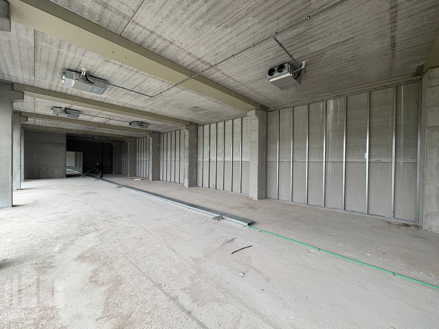 Uitstekend gelegen kantoorruimte van 998 m² met visibiliteit op E17 - foto 4