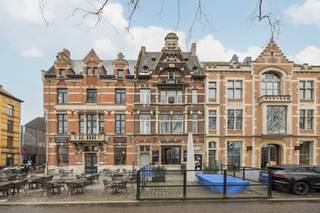 UNIEKE INVERSTERINGSOPPORTUNITEIT:<br />Dit verhuurde handelsgelijkvloers met kelderverdieping is gelegen op het trendy Antwerpse Zuid en beschikt over een zonnig terras, pal aan het nieuwe, bruisende Zuidpark.<br />Een triple A-locatie!<br />Het pand bestaat uit een handelsgelijkvloers en kelderverdieping en biedt momenteel thuis aan Restaurant L'Amitié, een gevestigde waarde in Antwerpen.<br />Het pand werd verhuurd tot 31/12/2034 aan een maandelijkse huurprijs van 5000 euro.<br /><br />INDELING:<br />Het handelsgelijkvloers is voorzien van een inkomhal en een ingericht restaurant met 40 zitplaatsen, een volledig uitgeruste bedrijfskeuken een een bedieningstoog. Achteraan bevinden zich de toiletten. De inrichting van het restaurant blijft eigendom van de huurder.<br />Dankzij de grote raampartij aan de voorzijde geniet je binnen volop van een prachtige lichtinval.<br />Een privatieve trap leidt naar een ruime, gecompartimenteerde kelderverdieping die momenteel dienst doet als wijnkelder, opslagruimte, ..<br />Er zijn 2 vergunde terrassen waarvan een gevelterras en een tweede eilandterras, grenzend aan het recent aangelegde Zuidpark; samen goed voor 40 zitplaatsen.<br /><br />BIJZONDERHEDEN:<br />- AAA - locatie op het Antwerpse Zuid<br />- stabiele handelshuurovereenkomst voor periode van 9 jaar<br />- rendement van +/- 6%<br />- karaktervol pand met historische waarde<br /><br />Voor meer info of een bezoek ter plaatse kunt u contact opnemen met Stephanie op 0476/90 95 94 of via stephanie@reds.be