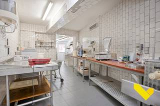 Bekijk ook zeker de 3D virtuele tour en krijg zo nog beter een beeld van wat deze woning u te bieden heeft.Dit handelspand/woning, gelegen in het...