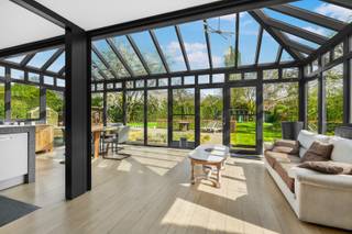 Deze postmodernistische architectenvilla uit de jaren 80 kenmerkt zich door haar eigenzinnige stijl en de vele raampartijen die zorgen voor...