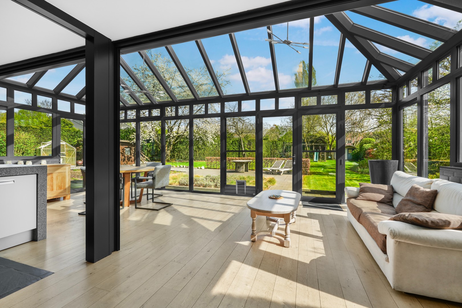 Exclusieve architectenvilla met prachtige tuin - foto 2