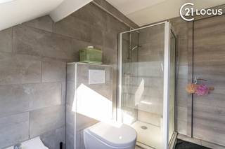 <h2>Ruime gezinswoning met 4 slaapkamers, 2 badkamers en EPC B<br /><br />Bent u op zoek naar een ruime gezinswoning waar comfort, energiezuinigheid en een centrale ligging hand in hand gaan? Dan is deze verzorgde woning beslist een bezoek waard.<br />Woensdag 22 juli aanstaande Discovery day op afspraak bel snel 03 755 77 05.<br /><br />Achter de gevel schuilt een verrassend ruime woning met een aangename indeling en een warme, huiselijke sfeer. De lichtrijke leefruimte vormt het hart van de woning en biedt alle ruimte om samen te genieten met familie en vrienden. Aansluitend bevindt zich de volledig uitgeruste keuken, praktisch ingericht en voorzien van alle nodige comfort.<br /><br />Met vier volwaardige slaapkamers en twee badkamers beschikt deze woning over alle ruimte die een modern gezin nodig heeft. Of u nu extra slaapkamers wenst, een thuiskantoor of een hobbyruimte, deze woning past zich moeiteloos aan uw levensstijl aan.<br /><br />Ook op energetisch vlak scoort deze woning uitstekend dankzij het gunstige EPC-label B en de aanwezige zonnepanelen, wat resulteert in een energiezuinige en toekomstgerichte woning.<br /><br />De ligging is een extra troef. U woont in een aangename woonomgeving met scholen, winkels, openbaar vervoer en belangrijke verbindingswegen op korte afstand. Zo geniet u dagelijks van een vlotte bereikbaarheid zonder in te boeten aan wooncomfort.<br /><br />Troeven<br /><br />✔ 4 volwaardige slaapkamers<br />✔ 2 badkamers<br />✔ EPC-label B<br />✔ Zonnepanelen<br />✔ Ruime en lichtrijke leefruimte<br />✔ Volledig uitgeruste keuken<br />✔ Ideale gezinswoning<br />✔ Centrale ligging nabij scholen, winkels en openbaar vervoer<br /><br />Bent u benieuwd naar de ruimte en mogelijkheden die deze woning te bieden heeft? Neem vandaag nog contact met ons op en plan uw bezoek.</h2>