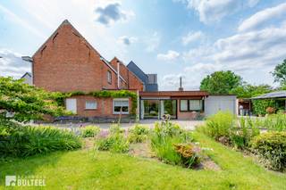 In het rustige en landelijke Sinaai staat deze charmante en ruime woning te koop, ideaal voor wie op zoek is naar een project met karakter. De woning beschikt over een bewoonbare oppervlakte van meer dan 200m2 op een perceel van 708m2 en biedt tal van mogelijkheden. Op het gelijkvloers heeft u een inkomhal, een ruime living met gezellige houthaard, een lichtrijke en vernieuwde achterbouw, een open en ingerichte keuken, een apart toilet, een bergruimte/wasplaats, een badkamer met bad, douche, dubbele lavabo en toilet, en een eerste slaapkamer of bureauruimte. Op de eerste verdieping zijn er momenteel 4 te renoveren slaapkamers en een vaste trap naar de grote zolder. De oprit naast de woning biedt plaats voor meerdere auto's en loopt naadloos over naar het zuidwest gerichte terras en de mooie bloemrijke tuin waar het heerlijk vertoeven is. Een garage en een grote opbergruimte zorgen voor het nodige comfort. De ramen zijn voorzien van deels enkele en deels dubbele beglazing en rolluiken. Verwarming op stookolie. Op wandelafstand van de "Dries" te Sinaai. Talrijke fiets- en wandelroutes in de directe omgeving. Voelt u zich aangesproken door de charme en het potentieel van deze woning, aarzel dan niet om een bezoek in te plannen.