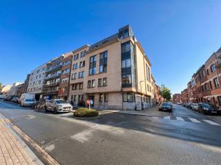 <p><span>Gelegen op wandelafstand van het station en het historisch centrum van Leuven en vlakbij de winkelstraten, stellen wij deze lichtrijker en gemeubelde studio te huur. </span></p><p><span>Deze mooie studio op de derde verdieping van een welonderhouden residentie, genaamd De Nervier, met als bouwjaar 1993, werd recent volledig gerenoveerd volgens de regels van de kunst, heeft een netto-bewoonbare oppervlakte van 24m² en beschikt over een ingerichte kitchenette met inductiekookplaat, dampkap, spoelbak, inbouw combioven en inbouw koelkast met vriesvak,  een leeft- en slaapruimte met mooie parket vloer en een inbouwkast, inclusief was- en droogmachine, en een aparte badkamer met lavabo, douche en toilet. Tevens is er nog een ondergrondse gemeenschappelijke fietsenstalling alsook een vuilnislokaal aanwezig.</span></p><p><span>Kortom, deze cosy en gemeubelde studio is zeker uw bezoek waard en is onmiddellijk beschikbaar. De maandelijkse lasten bedragen 100 euro (inclusief water). </span></p>