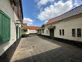 Op een boogscheut van centrum Zottegem bevindt zich deze charmante woning met tal van mogelijkheden in het landelijke Erwetegem. De woning vraagt...