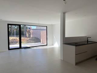 Op zoek naar een moderne, energiezuinige woning in een groene omgeving? Ontdek deze drie gloednieuwe woningen aan de Kalmthoutsesteenweg 157 te Wuustwezel, vlak bij het centrum van Kalmthout. Deze woningen combineren hedendaags wooncomfort met de nieuwste technieken en een uitstekende ligging.<br /><br />Elke woning beschikt over een ruime en lichtrijke leefruimte met grote raampartijen die zorgen voor veel natuurlijk licht. De open indeling sluit naadloos aan op de moderne keuken en biedt een aangenaam gevoel van ruimte. Aansluitend bevindt zich een praktische berging met aansluiting voor wasmachine en droogkast, evenals een bureauruimte en een apart gastentoilet op het gelijkvloers.<br /><br />Op de eerste verdieping vinden we drie volwaardige slaapkamers, ideaal voor een gezin of mensen die graag extra ruimte hebben voor een bureau of hobbykamer. De moderne badkamer is uitgerust met een stijlvolle inloopdouche en dubbele lavabo. Daarnaast is er ook een aparte technische berging op de verdieping, waardoor je alle technieken netjes uit het zicht kunt houden. Verder nog een apart toilet op de verdieping.<br /><br />De woningen zijn gebouwd met aandacht voor duurzaamheid en comfort. Ze zijn uitgerust met een warmtepomp in combinatie met vloerverwarming, zonnepanelen, een ventilatiesysteem D en een regenwaterput die aangesloten is op de toiletten en een buitenkraantje. Dit zorgt niet alleen voor een lager energieverbruik, maar ook voor een aangenaam en gezond binnenklimaat het hele jaar door.<br /><br />Gelegen op een vlot bereikbare locatie, geniet je hier van de rust van Wuustwezel met de nabijheid van het centrum van Kalmthout en alle nodige voorzieningen in de buurt. Kortom, deze woningen bieden het perfecte evenwicht tussen comfort, energiezuinigheid en ligging.