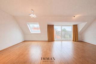 Dit ruime duplex-doorloop appartement is gelegen in de Westkapellestraat, in het hart van Heist, en vormt de perfecte kans voor wie een tweede verblijf aan zee zoekt of een eerste woonst met alle troeven binnen handbereik. Het appartement beschikt over een inkomhal met afzonderlijk toilet en geeft toegang tot de royale, lichtrijke leefruimte met open, volledig uitgeruste keuken. Vanuit de leefruimte bereik je het terras aan de voorzijde, terwijl aan de achterzijde een ruim, zuidgericht terras bevindt. Op de bovenverdieping bevinden zich twee ruime slaapkamers, een badkamer met toilet en een aangename nachthal. Daarnaast is er een praktische zolder, ideaal als extra bergruimte. Verder is er een dubbele kelderberging inbegrepen en bestaat de mogelijkheid om een garage aan te kopen binnen dezelfde residentie.<br /><br />Aarzel niet om ons te contacteren voor meer info: tel.: 050 62 44 14 of via knokke@immax.be.