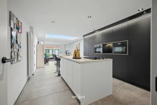 Deze charmante rijwoning, gelegen in het hart van Sint-Niklaas, combineert karaktervolle aspecten met moderne comfortspecificaties. Met een royale gebruiksoppervlakte van 153 m² biedt deze woning voldoende ruimte, verdeeld over drie comfortabele slaapkamers en een functionele badkamer. De woning is uitgerust met dakisolatie en een energiezuinige condensatieketel, wat bijdraagt aan een aangenaam binnenklimaat en een gunstig energieverbruik. De elektrische installatie is volledig gekeurd en conform de huidige veiligheidsnormen, wat extra gemoedsrust geeft. Een bijzonder fraai detail is de authentieke trap die de leefruimtes op elegante wijze verbindt. De gezellige tuin vormt een private groene oase, ideaal voor ontspanning en buitenactiviteiten. Deze woning is een perfecte blend van tijdloosheid en efficiënte voorzieningen, ideaal voor wie op zoek is naar comfort en duurzaamheid.