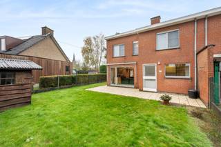 - Quiet location in the center of Dadizele: Dennenlaan 40- Semi-detached house on a south-facing plot- Entrance hall with cloakroom and guest toilet-...