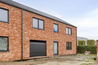 A VENDRE : Immeuble mitoyen nouvellement construit (gros œuvre) à Zolder!Dans laBeukenstraat, une rue calme au bout d'un cul-de-sac, dans le quartier...