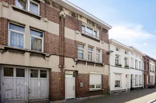 Ontdek deze instapklare woning in Mechelen met een praktische indeling en aangename lichtinval. De woning beschikt over een ruime en gezellige woonruimte met aansluitende eetkamer, ideaal voor het ontvangen van familie en vrienden.
De keuken sluit mooi aan op de leefruimte en biedt alle comfort voor dagelijks gebruik. Verder is er een badkamer met douche en toilet, evenals een aparte bergruimte voor extra opslag.
De zeer ruime hoofdslaapkamer vormt een echte troef en bestaat uit een slaapgedeelte, een dressing en een eigen douchekamer. Vanuit deze kamer heeft u bovendien directe toegang tot het terras. Daarnaast beschikt de woning nog over drie bijkomende slaapkamers.

Tot slot geniet u van twee ingesloten terrassen met aangename zoninval, waar u in alle rust kan ontspannen.

De woning is gelegen op een aangename en centrale locatie met vlotte verbinding naar winkels, scholen, openbaar vervoer en belangrijke invalswegen. Het bruisende centrum van Mechelen bevindt zich op korte afstand, waardoor u geniet van alle stedelijke voorzieningen binnen handbereik.
Een ideale woning voor wie op zoek is naar ruimte, comfort en een gunstige ligging in hart van Mechelen.

📞 Interesse? Neem gerust contact op voor meer informatie of een bezoek via: laura@immoaccenta.be. 