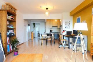 <p><span>GENT - Godhuizenlaan 129: Op zoek naar een</span><span> centraal gelegen appartement met prachtig uitzicht te huur in Gent? </span><span>Dan is dit pand mogelijk iets voor u.</span></p><p><span> </span></p><p><span>De belangrijkste troeven in een notendop: </span></p><ul><li><span>Gelegen nabij centrum Gent en rechtover de Bijlokesite</span></li></ul><ul><li><span>Goed bereikbaar met het openbaar vervoer, per fiets en te voet</span></li><li><span>Ruime living met prachtig uitzicht over de stad</span></li><li><span>Gezellig terras</span></li><li><span>De achter - en zijgevel zijn in 2025 volledig vernieuwd en geïsoleerd</span></li></ul><p><span> </span></p><p><span>Indeling:</span></p><p><span>Leef- en eetruimte met open keuken (kookplaat, dampkap, oven, koelkast, vaatwasmachine), slaapkamer met toegang tot het terras, vernieuwde badkamer met douche, lavabo, toilet en aansluiting wasmachine.</span></p><p><span>Inclusief ruime kelderberging en overdekte fietsenstalling.</span></p><p><span> </span></p><p><span>Beschikbaar vanaf 01/12/2026. Domicilie verplicht.</span></p><p><span>Huurprijs: € 795 + € 75 algemene kosten. EGW afzonderlijk af te rekenen. </span></p><p><span> </span></p><p><span>Neem contact op met Axel Lenaerts makelaars voor een bezoek ter plaatse via een link op onze website.</span></p>