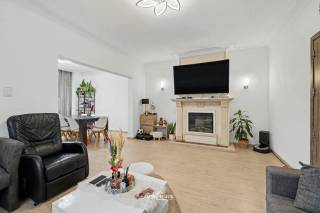 Ben je op zoek naar een instapklare gezinswoning met veel ruimte op een uitstekende ligging? Dan is deze gerenoveerde halfopen bebouwing in het centrum van Melsele zeker een bezoek waard. Met 5 slaapkamers, een zonnige tuin en een kwalitatieve afwerking is deze woning perfect voor gezinnen die comfortabel willen wonen.<br /><br />Je komt binnen in de inkomhal met een apart gastentoilet. Van hieruit bereik je de ruime leefruimte, waar er voldoende plaats is voor een gezellige zithoek, een eetplaats én een bureau. Aansluitend bevindt zich een praktische hal die volledig werd uitgerust met ingemaakte kasten waar ook aanlsuitingen zijn voor wasmachine en droogkast.<br /><br />Verder vind je de vernieuwde badkamer, voorzien van een ligbad, inloopdouche, dubbele lavabo en toilet. De volledig vernieuwde keuken is uitgerust met alle toestellen en biedt voldoende ruimte voor een gezellige ontbijthoek.<br /><br />Op de eerste verdieping bevinden zich 3 ruime slaapkamers. Via de vaste trap bereik je de volledig afgewerkte tweede verdieping, waar 2 extra slaapkamers werden ingericht. Hierdoor beschikt de woning over maar liefst 5 volwaardige slaapkamers.<br /><br />Buiten geniet je van een zonnige en onderhoudsvriendelijke tuin met een overdekt terras en een gezellige overdekte loungehoek, waardoor je het hele jaar door van het buitenleven kan genieten. Daarnaast is er nog een ruime berging aanwezig.<br /><br />Extra troeven:<br /><br />? Geen renovatieplicht<br />? Conforme elektriciteit<br />? Centrale verwarming op gas met nieuwe condensatieketel (2025)<br />? Centrale ligging op wandelafstand van winkels, scholen en openbaar vervoer<br /><br />Een instapklare gezinswoning waar ruimte, comfort en een uitstekende ligging perfect samenkomen.<br /><br />?? Contacteer ons via 052 46 38 03 voor meer informatie of een bezoek.<br />