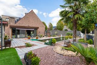 <p>Située dans un agréable quartier de Lint, cette charmante maison est proposée avec une vaste parcelle de pas moins de <strong>825 m²</strong>. Le bien est vendu selon le principe du <strong>sell &amp; lease back</strong> : après la vente, le propriétaire actuel continuera à occuper l’habitation dans le cadre d’un bail à vie, moyennant un loyer mensuel de 3.500,00 €. Une formule intéressante pour les investisseurs à la recherche d’un rendement locatif immédiat, combiné à un beau potentiel à long terme.<span></span></p>
<p>La maison bénéficie d’un agencement pratique et d’une atmosphère chaleureuse et accueillante. Le hall d’entrée mène vers l’agréable séjour, suivi de la cuisine équipée. Le rez-de-chaussée comprend également un débarras pratique, une salle de bains avec douche à l’italienne ainsi que deux chambres. Une troisième chambre a été aménagée au premier étage.</p>
<p>À l’arrière, le <strong>très charmant jardin</strong> constitue sans aucun doute l’un des principaux atouts de la propriété. La véranda offre une agréable vue sur la verdure, tandis que le superbe <strong>étang de baignade aménagé</strong> crée une atmosphère particulièrement paisible au cœur du jardin.</p>
<p>Le <strong>complexe de garages attenant</strong> représente une plus-value considérable. Cette partie est située sur un <strong>intéressant terrain à bâtir</strong> et offre ainsi de nombreuses possibilités pour l’avenir. La combinaison de l’habitation existante, de la vaste parcelle et du potentiel de développement du terrain fait de l’ensemble une opportunité immobilière particulièrement polyvalente.</p>
<p>Grâce au bail à vie, l’acquéreur bénéficie dès l’acquisition d’un <strong>revenu locatif mensuel de 3.500,00 €</strong>, tandis que le terrain à bâtir offre d’intéressantes perspectives à plus long terme.</p>
<p><strong>Données techniques :</strong> chauffage central au gaz, double vitrage avec châssis en PVC, véranda, complexe de garages et étang de baignade.</p>
<p><strong>Renseignements urbanistiques et attestation du sol disponibles. Non conforme aux normes de sécurité en matière d’amiante ! Le bien n’est pas situé dans une zone à risque d’inondation (scores P et G : A). Obligation de rénovation non applicable.</strong></p>