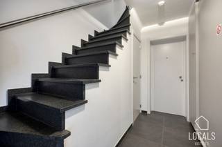 Op zoek naar een <strong>instapklaar appartement</strong> waar comfort, licht en een uitstekende ligging samenkomen? Dit prachtige duplex-appartement, <strong>gebouwd in 2015</strong>, bevindt zich op een bijzonder gunstige locatie <strong>nabij het station van Ninove</strong>. Winkels, scholen, openbaar vervoer en het stadscentrum liggen binnen handbereik, terwijl u thuis geniet van een aangename en praktische indeling.<br /><br />Bij het binnenkomen ontdekt u een <strong>gezellige zithoek</strong> met ruimte voor een comfortabele tv-hoek. Aansluitend bevindt zich de <strong>kwalitatief afgewerkte keuken met eetplaats</strong>, uitgerust met alle nodige toestellen. Op zonnige dagen is het heerlijk vertoeven op het <strong>zuidgerichte terras</strong>. Op deze verdieping vindt u bovendien nog een afzonderlijk gastentoilet en een handige berging met aansluiting voor wasmachine en droogkast.<br /><br />Via de trap bereikt u de bovenverdieping waar er zich <strong>twee volwaardige slaapkamers</strong> bevinden. De badkamer is uitgerust met een douchecabine, lavabo en tweede toilet. Ook op praktisch vlak heeft dit appartement heel wat te bieden: een <strong>privatieve autostaanplaats</strong> en een <strong>eigen buitenberging</strong> zijn inbegrepen, zodat parkeren en extra opbergruimte geen zorgen vormen.<br /><br />Extra troeven:<br />- Elektriciteit Conform<br />- Energiezuinig (EPC A) + zonnepanelen<br />- Ventilatiesysteem<br />- Vloerverwarming <br />- …<br /><br />Kortom een verzorgd duplex op een centrale locatie, ideaal voor wie comfortabel wil wonen met alle voorzieningen vlakbij. Plan vandaag nog uw bezoek! Voor meer informatie en/of bezichtiging: 054 23 53 83 of info@localsvastgoed.be
