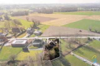 <p><strong>TE KOOP GERAARDSBERGEN<br />LANDELIJK GELEGEN WONING MET 2 SLP EN ZONNEPANELEN</strong></p>
<p>Op een rustige en aangename ligging bevindt zich deze charmante alleenstaande woning met tal van mogelijkheden. De woning is op te frissen, maar beschikt over een solide basis en een praktische indeling, ideaal voor wie op zoek is naar een woning die volledig naar eigen smaak kan worden ingericht.</p>
<p>Op het gelijkvloers vindt u een ruime en lichtrijke living met gezellige open haard.<br />Aansluitend bevindt zich de keuken en een functionele badkamer uitgerust met dubbele lavabo en ligbad. Verder beschikt de woning over 2 slaapkamers, wat deze eigendom bijzonder geschikt maakt voor gezinnen of wie graag extra ruimte heeft.</p>
<p>Via een vaste trap bereikt u de zolderverdieping, die nog tal van uitbreidingsmogelijkheden biedt. Deze ruimte kan eenvoudig worden ingericht als extra slaapkamers, hobbyruimte of bureau.</p>
<p>De woning geniet van een zeer charmante ligging met een aangename woonomgeving. Buiten beschikt u over een garage en een ruime oprit met plaats voor maar liefst vier voertuigen.</p>
<p>Daarnaast zijn er zonnepanelen aanwezig, wat bijdraagt aan een energiezuiniger verbruik.</p>
<p><strong>Vraagprijs: € 375.000</strong></p>
<p>Interesse in deze woning?<br />Contacteer Katrien: katrien@cornelis-goeman.be – 0473/42.76.99.</p>