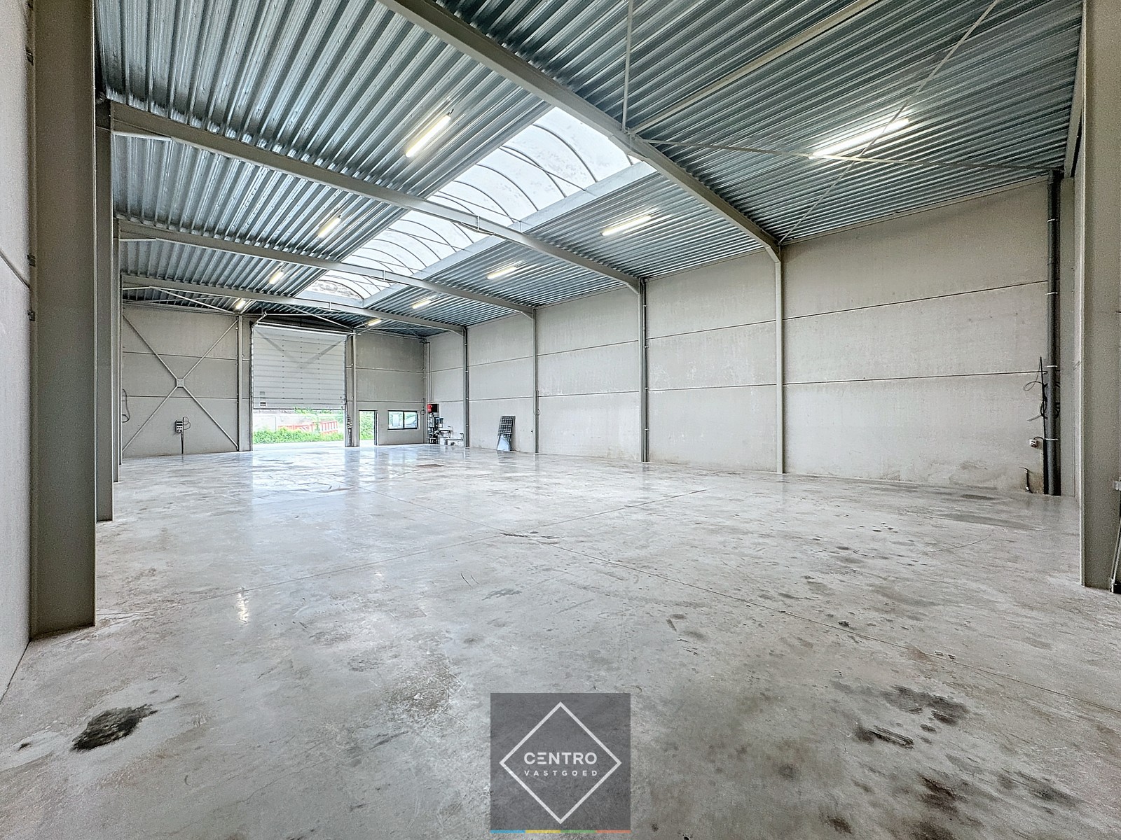 NB MAGAZIJN / OPSLAGRUIMTE (410m2) met volledige overspanning en hoge sectionaalpoort te huur op ambachtelijke zone te Maldegem (vlakbij Brugge en Knokke-Heist). - photo 5