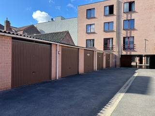 De snelste manier om een bezoek te brengen aan deze garagebox? Vraag je bezoek aan via de rode knop op onze website (www.dewaele.com) en je wordt gecontacteerd door één van onze verhuurexperten. <br /><br />Afgesloten garagebox  in het centrum van Roeselare.<br /><br />Specifieke kenmerken<br />- Afgesloten garage<br />- zeer centrale ligging nabij het stadscentrum.<br /><br />Ben jij geïnteresseerd in deze garagebox te huur in Roeselare? Aarzel dan niet ons te contacteren.