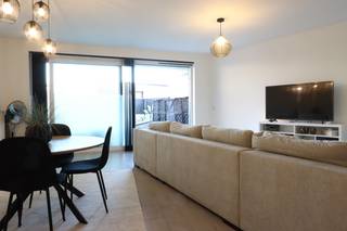 Recent gelijkvloers 2 slaapkamer appartement op centrale locatie. Inkomhal met toilet, woonkamer met veel lichtinval aan ingerichte open keuken, ruime berging/wasplaats. Badkamer is ingericht met inloopdouche en lavabo in meubel. Het appartement beschikt over een privatieve tuin met ruim zonneterras en ondergrondse parkeerplaats en berging.
Gemeenschappelijke kost: 60 euro per maand.