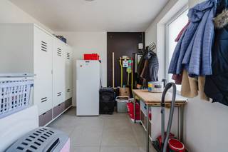 Deze totaal gerenoveerde halfopen bebouwing met drie slaapkamers is gelegen op de Bosmolens, op een oostgericht perceel van 389 m² en met...