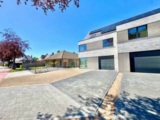 KLEINSCHALIG NIEUWBOUWPROJECT OP RUIM PERCEEL TE ASSENEDE GEBOUWD DOOR GEKENDE AANNEMER WILLEMS! <br />Deze moderne nieuwbouw ligt op een fantastische locatie te Assenede, het pand is gelegen in een gekende straat op een oogwenk van het centrum ! Dit pand zal voldoen aan al uw wensen en beschikt over een ruim zonnig perceel van 532m² wat in een nieuwbouwverhaal MOEILIJK te vinden is ! Ideaal voor wie op zoek is naar mooie volwaardige ruimtes !<br />TROEVEN:<br />- Ideale bewoonbare oppervlakte + prachtig rechthoekig perceel van 558m² !<br />- Vooruitstrevende energievoorzieningen: HR-glas (PVC), totale isolatie, WARMTEPOMP + ZONNEPANELEN, C+ ventilatiesysteem;<br />- VOLLEDIGE VLOERVERWARMING (ook boven) - aparte thermostaten op de slaapkamers !<br />- 4 ruime slaapkamers waarvan 1 beneden, lichtrijke leefruimte met leefkeuken en een inpandige garage !<br />- Vaste trap naar de 2de verdieping in betonnen gewelven; Mogelijkheid tot 1 extra slaapkamer.<br />- Hoogwaardige handelswaardes &amp; materiaalkeuzes (MAATWERK)!<br />- Oplevering juni 2026 + BETALING PAS BIJ AKTE !<br />- Prijs excl. 21% btw op constructie + registratierechten op de grond. <br /><br />Absolute aanrader ! Dit project ligt op een TOPlocatie en beschikt over vele troeven die in deze regio zeer moeilijk te vinden zijn, wees er dus snel bij !<br />Meer info of een bezoek ter plaatse? Bel WIJSvastgoed op +32 9 395 80 10 !