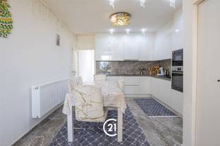 <p>Woning met 2 slaapkamers en buitenruimte in Wondelgem</p><p>Bent u op zoek naar een woning met 2 slaapkamers en een aangename buitenruimte in Wondelgem? Dan is deze woning precies wat u zoekt.</p><p>Deze woning is gelegen in de Winkelstraat in Wondelgem, in een rustige en aangename woonomgeving met een vlotte bereikbaarheid. In de onmiddellijke omgeving vindt u diverse winkels, scholen, horecazaken en andere dagelijkse voorzieningen. Dankzij de goede verbindingen met het openbaar vervoer en de nabijheid van belangrijke invalswegen zijn zowel het centrum van Gent als de omliggende gemeenten vlot bereikbaar. Ook met de fiets geniet u van een uitstekende verbinding.</p><p>Indeling:<br />GLV: Via de inkomhal betreedt u de woning en bereikt u de ruime leefruimte met open keuken. Vanuit de keuken heeft u toegang tot de badkamer en de buitenruimte. De buitenruimte biedt bovendien een extra toegang naar een achterliggende zijstraat, wat zorgt voor een praktische bereikbaarheid.<br />1steV: Via de trap in de inkomhal bereikt u de nachthal, die toegang biedt tot twee volwaardige slaapkamers.</p><p>Deze woning is ideaal voor starters, een klein gezin of investeerders die op zoek zijn naar een comfortabele woning met buitenruimte op een rustige en goed bereikbare locatie in Wondelgem.</p><p>Interesse? Contacteer ons gerust voor meer informatie of om een bezoek in te plannen.</p>