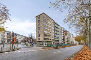Ontdek dit lichtrijke appartement op de 7de verdieping met een panoramisch uitzicht over de stad. Gelegen op een uitstekende locatie in het hart van Antwerpen, om de hoek van de Vogeltjesmarkt op het Theaterplein, het Stadspark en de Bourla, bevindt u zich hier midden in het bruisende stadsleven met alles op wandelafstand.<br /><br />De centrale ligging zorgt voor een optimale bereikbaarheid: de Nationale Bank met talrijke tram- en busverbindingen, winkels, horeca en andere voorzieningen liggen slechts enkele stappen verwijderd.<br /><br />Binnenin geniet u van een zonovergoten leefruimte dankzij de grote raampartijen die zorgen voor een overvloed aan natuurlijk licht en een prachtig zicht over de stad. De open keuken sluit hier naadloos op aan, wat zorgt voor een aangename en moderne woonbeleving. Deze keuken werd uitgerust naar alle comfort met vaatwasmachine, keramische kookplaat, ingebouwde koelkast, dampkap en voldoende opbergruimte<br /><br />Verder beschikt het appartement over een ingerichte badkamer, een royaal gastentoilet en twee volwaardige slaapkamers, ideaal voor wie comfort en ruimte zoekt in een stedelijke omgeving. Het gebouw werd inwendig als uitwendig gerenoveerd waaronder alle leidingen vervangen werden, de volledige gevel helemaal gereinigd werd en voorzien van een beschermlaag.<br /><br />Troeven:<br /><br />-Panoramisch uitzicht vanop de 7de verdieping<br />-Zeer centrale ligging nabij Stadspark, Theaterplein & Vogeltjesmarkt<br />-Zonovergoten leefruimte met grote raampartijen en open keuken<br />-Twee volwaardige slaapkamers<br />-Uitstekende bereikbaarheid met openbaar vervoer<br />-Geen verborgen kosten<br /><br />Een ideale woonst voor stadsliefhebbers, jonge koppels of investeerders die op zoek zijn naar een lichtrijk appartement met een uniek uitzicht op een absolute toplocatie in Antwerpen.<br /><br />Overweegt u om uw eigendom te verkopen? Wij bieden u een gratis en vrijblijvende schatting van uw eigendom aan. Contacteer ons vandaag nog voor een afspraak!