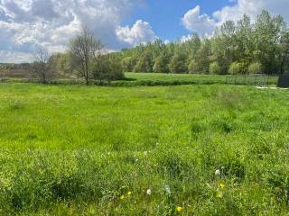 In de gemeente Betekom, 350m van de dorpskern, bieden bij drie exclusieve bouwgronden aan voor open bebouwing.Met een perceelsoppervlakte van ca. 715...