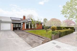<p><span>Bungalow in BISSEGEM MET MODERNE uitstraling!!</span></p><p><span>Welkom in deze gezinswoning gelegen in de rustige wijk Bissegem. Dit eigentijdse pand presenteert zich als een perfecte woonplek voor gezinnen die op zoek zijn naar comfort en stijl. </span></p><p><span> </span></p><p><span>Het pand beschikt over 3 ruime slaapkamers en een badkamer waarvan de indeling ideaal is voor het dagelijks leven. De woning straalt helderheid uit dankzij de talrijke ramen en deuren die overvloedig natuurlijk licht binnenlaten. Dit zorgt voor een open en uitnodigend woonklimaat.</span></p><p><span> </span></p><p><span> Zonnepanelen op het dak tonen het energiebewuste karakter van deze woning.</span></p><p><span> </span></p><p><span>BUITEN RUIMTES </span></p><p><span> </span></p><p><span>Het eigendom beschikt over mooie tuin met een functioneel tuinhuis. </span></p><p><span> </span></p><p><span> Een netjes onderhouden oprit voert naar de voorkant van de woning. De totale inrichting duidt op goed onderhoud en zorg voor details.</span></p><p><span> </span></p><p><span> INTERIEUR: Het interieur toont een verfijnde smaak met moderne afwerkingen. Houten vloeren gecombineerd met een stijlvolle inrichting creëren een warm en uitnodigend interieur. De woonruimtes zijn goed verdeeld, met aandacht voor functionaliteit en esthetiek.</span></p><p><span> </span></p><p><span>Dit huis in Bissegem biedt een ideale combinatie van ruimte, comfort en charme, perfect voor wie een kwaliteitsvol leven nastreeft. </span></p><p><span> </span></p><p><span>Wenst u deze woning te bezoeken? maak snel een afspraak op 056/96.08.00 of mail naar info@property-vastgoed.be</span></p>
