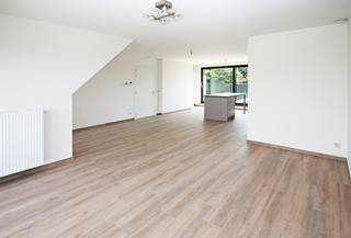 <strong>Recent appartement met lift en ruim terras op centrale locatie in Wijnegem!</strong><br /><br />Dit appartement gelegen op de tweede verdieping omvat een riante leefruimte met open keuken (43,5 m²), bergruimte, badkamer met inloopdouche, toiletruimte en één slaapkamer.<br /><br />Dit appartement heeft achteraan het gebouw een aangenaam zonneterras (14 m²).<br /><br />In de huurprijs zit het gebruik van een fietsenstalling en autostaanplaats aan de buitenzijde van het gebouw inbegrepen. Tevens heeft u een grote kelderberging te uwer beschikking die toegankelijk is met de lift.<br /><br />Maandelijkse kosten: € 80/maand (minuterie, lift en onderhoud van de gemeenschappelijke delen).<br /><br />Pluspunten:<br />* zeer energiezuinig<br />* recent appartement met veel lichtinval<br />* zonneterras<br />* airco<br />* centraal gelegen nabij openbaar vervoer, winkels, scholen en grote invalswegen<br /><br />Voor meer informatie of een afspraak ter plaatse, surf naar onze website www.vbvastgoed.be en klik op de groene knop "<strong>I</strong><strong>k ben kandidaat</strong>".