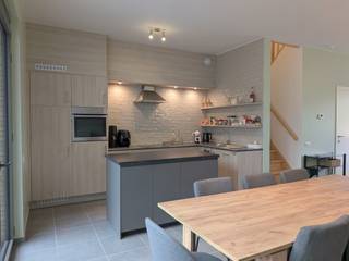 In optie <br /><br />Hoogtepunten:<br />- Toplocatie: vlakbij Nieuwe Kaai en station<br />- Rustig groen pleintje + speeltuintje om de hoek<br />- Instapklaar (bouwjaar 2016, opgefrist 2023)<br />- EPC A (92 kWh/(m² jaar))<br />- 3 slaapkamers<br />- Badkamer met inloopdouche en dubbele lavabo<br />- 2 toiletten + 2 bergingen<br />- Ruime lichtrijke leefruimte met open keuken<br />- Veranda + onderhoudsvriendelijk tuintje<br />- Carport/overdekt terras<br />- Fietsenberging<br />- Perceel: 140 m² – Bewoonbare opp.: 148 m² (incl. veranda)<br />Extra's:<br />- Ondergrondse afvalcontainers aan het einde van de straat<br />- In het Sussenpad en Dokter Nand Peetersstraat zijn er een 15-tal parkeerplaatsen voor bezoekers of een tweede auto, en 2 mindervaliden parkeerplaatsen.<br /><br />---<br />Vlak bij de Nieuwe Kaai in Turnhout, vind je deze instapklare woning uit 2016 die in 2023 werd opgefrist. Dankzij de uitstekende geluidsisolatie en de mogelijkheid om rondom de woning te lopen, voelt dit absoluut niet aan als een klassiek rijhuis. Aan de voorkant van het huis ligt een rustig, groen pleintje met een speeltuintje — ideaal voor wie graag in een rustige, kindvriendelijke buurt woont.<br /><br />De woning staat op een perceel van 140 m² en biedt 148 m² bewoonbare oppervlakte (incl. veranda). Via het Sussenpad kom je binnen langs de carport, die ook perfect dienstdoet als overdekt terras. Aansluitend vind je een fietsenberging en een onderhoudsvriendelijk tuintje met veranda.<br /><br />Vooraan kom je binnen in een inkomhal met ingemaakte kasten en een gastentoilet. Verder bestaat de gelijkvloers uit een lichtrijke leefruimte met open keuken en een berging.<br />Boven vind je drie slaapkamers, een badkamer met inloopdouche, een extra berging en een tweede toilet.<br /><br />De woning behaalt een EPC A, wat staat voor energiezuinig en toekomstgericht wonen.<br />Extra troef: de buurt werkt met ondergrondse afvalcontainers — geen vuilniszakken buitenzetten, je kiest zelf wanneer je afval wegdoet.<br /><br />---<br /><br />In optie