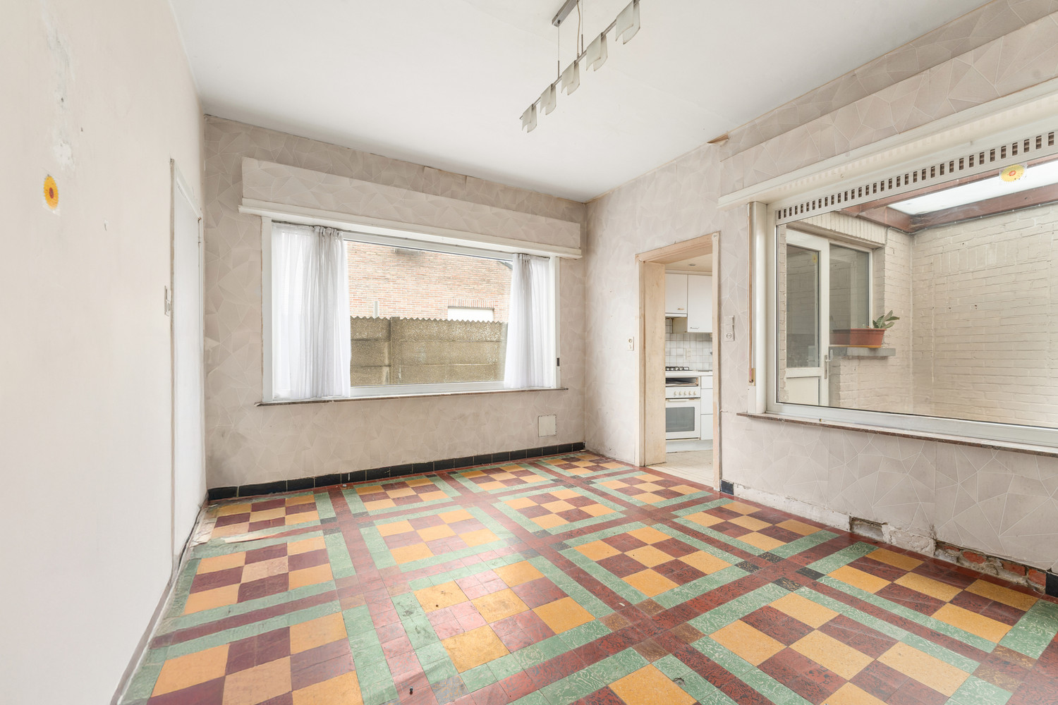 RUIME, TE MODERNISEREN HOB MET 3 à 4 SLPKS, TUIN EN 2 GARAGES! - foto 3