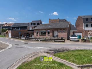 <strong>VRIJSTAANDE WONING MET 3 SLAAPKAMERS OP EEN PERCEEL VAN 4A71CA TE LANKLAAR.<br /></strong><br /><strong>TROEVEN</strong><br />- Gelijkvloers wonen.<br />- Volledig onderkelderd. <br />- Vrijstaande garage.<br />- Degelijke basis met renovatiemogelijkheden naar eigen smaak.<br /><br /><strong>KELDERVERDIEPING</strong><br />Kelderruimte (4,00m x 6,50m = 26,00m²): trap naar gelijkvloers, deur naar tuin, betonvloer.<br />Kelderruimte (2,80m x 4,00m = 11,20m²): lichtinval door glasdallen, betonvloer.<br />Kelderruimte (4,00m x 6,00m = 24,00m²): lichtinval door glasdallen, betonvloer.<br />Kelderruimte (3,00m x 4,00m = 12,00m²): betonvloer.<br />Kelderruimte (3,20m x 4,50m = 14,40m²): betonvloer.<br /><br /><strong>GELIJKVLOERS</strong><br />Inkomhal (1,95m x 2,15m = 4,19m²): tegelvloer.<br />Woonkamer (6,60m x 4,50m = 29,70m²): tegelvloer.<br />Keuken (3,00m x 2,90m = 8,70m²): onder- en bovenkasten, oven, elektrische kookplaat, dampkap, lavabo, koelkast, deur naar tuin, tegelvloer.<br />Toilet (1,90m x 1,00m = 1,90m²): hangtoilet, gedeeltelijke wandbetegeling, tegelvloer.<br />Traphal (0,70m x 0,80m = 0,56m²): trap naar kelder, tegelvloer.<br />Hal (3,00m x 1,00m = 3,00m²): tegelvloer.<br />Badkamer (1,90m x 1,65m = 3,14m²): gedeeltelijke wandbetegeling, douche, lavabo, tegelvloer.<br />Slaapkamer 1 (2,90m x 2,80m = 8,12m²): novilon.<br />Slaapkamer 2 (4,00m x 2,80m = 11,20m²): novilon.<br />Slaapkamer 3 (3,50m x 4,00m = 14,00m²): novilon.<br /><br /><strong>EXTERIEUR</strong><br />- Beklinkerde tuin.<br />- Tuinhuis.<br />- Garage (6,00m x 3,50m = 21,00m²).<br /><br /><strong>EXTRA INFORMATIE</strong><br />Dit pand kan onderhevig zijn aan de renovatieverplichting die door de Vlaamse overheid wordt opgelegd voor residentiële gebouwen. Alle informatie kunt u terugvinden via https://www.vlaanderen.be/een-woning-kopen/renovatieverplichting-voor-residentiele-gebouwen-vanaf-2023.<br /><br />Bekijkt u deze advertentie via een aanverwante vastgoedsite, surf dan zeker naar onze website www.N78vastgoed.be voor een uitgebreide beschrijving en foto's. Meer info: +32 (0)89 86 18 88 of info@N78vastgoed.be.