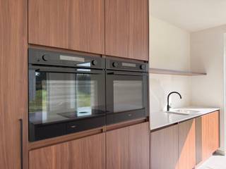 In een nieuwe wijk: verkaveling Paepevelden in het Oost-Vlaamse Bavegem (Sint-Lievens-Houtem) kan u deze moderne energiezuinige open nieuwbouwwoning terugvinden. De woning beschikt over een ruime leefruimte met open keuken, een inpandige garage, een bureauhoek, 3 slaapkamers en een badkamer.<br />Met een bewoonbare oppervlakte van 177 m² op een perceel van 421 m² biedt deze woning alle comfort voor hedendaags wonen.<br />De woning is Energiezuinig, instapklaar en volledig afgewerkt.<br /><br />Deze woning wordt uitgerust met een lucht-waterwarmtepomp, vloerverwarming, ventilatiesysteem D en 12 zonnepanelen (4.800 Wp). Dankzij deze energiezuinige technieken behaalt de woning een E-peil van E10.<br />Als koper geniet u bovendien van 5 jaar vrijstelling van onroerende voorheffing.<br />Centrale ligging, kindvriendelijke wijk met vlotte bereikbaarheid naar in-en uitvalswegen.<br />De verkaveling is centraal gelegen in Bavegem. Via een trage verbinding bereikt u te voet of met de fiets onmiddellijk het dorpscentrum.<br /><br />Meer info of een bezoek?<br />Contacteer Roxanne via 0496 85 09 62.