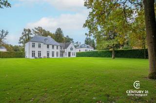 <p>In de gegeerde Bloemenwijk te Retie bevindt zich deze royale villa op een perceel van 2.415 m², waar tijdloze elegantie en hedendaagse luxe elkaar ontmoeten. De woning straalt karakter en klasse uit, met hoge plafonds, een doordachte indeling en een hoogwaardige afwerking die nog deels naar eigen smaak kan worden voltooid. Bovendien geniet u van een uitstekende bereikbaarheid, op slechts 25 minuten van zowel Eindhoven (NL) als Antwerpen (BE).<br /><br />Gelijkvloers<br />De majestueuze inkomhal met stijlvolle trappartij vormt het hart van de woning en zet meteen de toon voor het verfijnde interieur. Aan de rechterzijde ligt een ruim bureel met ingemaakte maatkasten, perfect voor wie van thuis werkt. Via dubbele deuren betreedt u het gezellige salon met gashaard, aansluitend een aparte TV-hoek en een doorgang via een elegante passerelle naar de riante family-kitchen. Deze leefkeuken biedt ruimte voor een grote eettafel, een open haard en is nog deels af te werken naar eigen voorkeur. De aansluitende bijkeuken, afgewerkt in dezelfde verfijnde stijl, biedt extra bergruimte en toegang tot de dubbele garage.<br /><br />Eerste verdieping<br />Op de bovenverdieping bevindt zich de ruime mastersuite met dressing en badkamer (nog gedeeltelijk af te werken). Daarnaast zijn er drie bijkomende slaapkamers, elk met veel lichtinval, en een praktische wasplaats.<br /><br />Tweede verdieping<br />De trap leidt verder naar de tweede verdieping, waar extra kamers zijn voorzien — ideaal als hobbyruimte, speelkamer of logeerkamer.<br /><br />Een exclusieve villa die rust, ruimte, klasse en centrale ligging perfect combineert.</p>