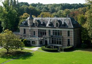 Ruim twee slaapkamer appartement op het kasteeldomein Cantecroy met gezamenlijke tuin en fitness ruimte. Dit ruime twee slaapkamer appartement van...