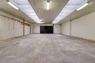 Het hart van dit aanbod is de professioneel uitgeruste loods van 170 m² (vrije hoogte 3.2m). Deze is perfect inzetbaar als atelier, werkplaats, opslagruimte of ruime hobbyruimte en garandeert een comfortabele werkomgeving dankzij de aanwezigheid van verwarming en een aparte elektriciteitsteller.Daarnaast beschikt het perceel over een goed onderhouden gezinswoning met twee volwaardige slaapkamers en de mogelijkheid tot een derde kamer op de ruime zolder.De faciliteiten voor de ondernemer:Ruime loods (180 m²): Professioneel uitgerust met verwarming en aparte teller.Eigen garage en extra parkeergelegenheid.Strategische ligging: Vlotte verbinding via de Astridlaan naar centrum Brugge, Oedelem en de grote invalswegen.Indeling van het Woonhuis:Gelijkvloers: Inkomhal, woonkamer, keuken, gastentoilet, bijkeuken (met aansluitingen voor wasmachine en droogkast) en garage met aparte douchekamer.Eerste verdieping: Slaapkamer 1, Slaapkamer 2, Bureauruimte/dressing.Tweede verdieping: Zolder toegankelijk via uitschuifbare trap Profiteer van deze kans om uw wooncomfort en bedrijfsprestaties te verenigen op één goed gelegen adres.