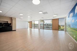 <p>Te koop: lichtrijke kantoren in het recente bedrijfscomplex ‘Z-Offices’ te Zwevegem<br /><br />In de Blokkestraat in Zwevegem, vlak bij de N391 en E17, vind je deze moderne kantoorruimte in het recente Z-Offices-complex.<br />Met 719 m² bewoonbare oppervlakte en 14 parkeerplaatsen voor de deur biedt dit pand een uitstekende mix van comfort, bereikbaarheid en representativiteit.<br /><br />Wat maakt dit pand uniek?<br />De kantoren zijn lichtrijk en afgewerkt met kwalitatieve tapijttegels, verlaagd plafond met verlichting en volledige klimaatregeling (airco, ventilatie, parlofonie).<br />Alles is voorzien voor een efficiënte en aangename werkomgeving.<br />Dankzij de centrale ligging nabij belangrijke invalswegen is dit de ideale uitvalsbasis voor klanten en medewerkers.<br /><br />Voor wie is dit ideaal?<br />Een instapklaar en representatief kantoor, perfect voor ondernemingen die willen investeren in een professionele werkplek met optimale bereikbaarheid en comfort.<br /><br />Te koop via Immo Beguin, jouw vastgoedexpert sinds 2009. <br />Met kantoren in Ronse, Waregem, Kortrijk, Deinze, Doornik en Lessines.</p>