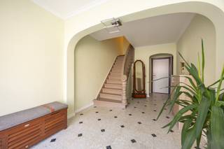 <p>Deze woning is ideaal gelegen in Turnhout, nabij de vaart en op wandelafstand van het centrum. Dankzij de nabijheid van winkels, scholen en invalswegen geniet je hier van een uitstekende bereikbaarheid en alle voorzieningen binnen handbereik.</p>
<p>Bij het betreden van de woning kom je in een ruime en lichtrijke inkomhal. Op het gelijkvloers bevindt zich een slaapkamer met ingemaakte kast en zicht op de tuin, een inpandige garage en een ruime wasplaats die ook perfect kan dienen als werkruimte, aangevuld met een aparte berging.</p>
<p>Op de eerste verdieping vind je een ruime woonkamer met laminaat in Hongaarse punt, aansluitend een lichtrijke eetkamer en een volledig geïnstalleerde halfopen keuken. Verder is er een badkamer met inloopdouche, lavabo en toilet, en een veranda met zicht op de tuin.</p>
<p>De tweede verdieping beschikt over drie slaapkamers, waaronder een masterbedroom met rechtstreekse toegang tot een tweede badkamer met inloopdouche, lavabo en toilet. Daarnaast is er nog een aparte dressingruimte aanwezig.</p>
<p>Buiten geniet je op een perceel van 322 m² van een westgerichte tuin met overdekt terras, veranda, vijver en twee tuinbergingen. Ideaal om in elk seizoen van de groene omgeving te genieten. Bovendien beschikt de eerste verdieping over een buitentrap met rechtstreekse toegang tot de tuin.</p>
<p>De woning beschikt over EPC-label B (167 kWh/m²), wat zorgt voor energiezuinig wonen. Bovendien werd de woning grondig en totaal gerenoveerd, met onder meer: dakisolatie (12 cm), vernieuwde badkamers en keuken, een nieuwe HR-gasketel, vernieuwde ramen, alsook volledige pleister- en schilderwerken.</p>
<p>Deze woning biedt een mooie combinatie van ruimte, licht en comfort, ideaal voor een gezin dat centraal maar toch rustig wil wonen.</p>
<p>Troeven:<br />• 4 slaapkamers en 2 badkamers<br />• Westgerichte tuin met vijver, terras en veranda<br />• Inpandige garage en parkeergelegenheid vooraan<br />• Energiezuinig (EPC B) en recent gerenoveerd</p>