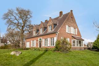 Deze charmante woning, gelegen aan de Kastanjestraat 28 in Geraardsbergen, werd gebouwd in 1978 en beschikt over een bijzonder solide constructie met veel potentieel. Bij binnenkomst komt u in een ruime, open hal die meteen een gevoel van licht en ruimte geeft. Aan weerszijden bevinden zich veelzijdige ruimtes die perfect dienst kunnen doen als kantoor, praktijkruimte of gezellige eethoek. Op de begane grond is ook een gastentoilet aanwezig.
De gerenoveerde keuken biedt alle moderne gemakken en loopt naadloos over in de ruime woonkamer, die dankzij de aangrenzende veranda baadt in natuurlijk licht en een aangename verbinding met de tuin creëert. De woning beschikt tevens over een ruime garage en een praktische kelder, die extra opslagruimte biedt.
De bovenverdieping beschikt over maar liefst vijf ruime slaapkamers en een badkamer, ideaal voor grotere gezinnen of voor wie behoefte heeft aan extra werk- of hobbyruimte.
Deze charmante woning is gelegen op een rustige locatie en biedt een aangename woonomgeving, terwijl ze toch gemakkelijk bereikbaar is. De verwarming werkt op aardgas en met een EPC-score van C biedt de woning een energiezuinige basis. Hoewel de woning wel wat lichte modernisering kan gebruiken, biedt ze de perfecte kans om een karaktervolle woning te creëren die volledig is afgestemd op uw eigen smaak.