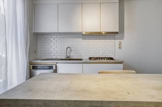 In het centrum van Kortrijk bevindt zich deze veelzijdige opbrengsteigendom, bestaande uit een te renoveren handelspand op het gelijkvloers en...