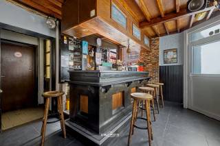 Droomt u ervan wonen en werken te combineren op één locatie? Dan is dit een unieke opportuniteit. Het geheel bestaat uit twee aparte...