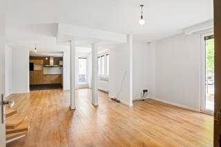 Dit ruime en instapklare duplexappartement is centraal gelegen in het hart van Lint. Met een bewoonbare oppervlakte van maar liefst 115 m², drie slaapkamers, een dressing en twee terrassen biedt het appartement alle comfort voor wie ruim wil wonen.<br /><br />Bij het betreden van het appartement komt u terecht in de inkomhal met een apart gastentoilet en handenwasser. Van hieruit bereiken we de ruime en lichtrijke leefruimte. Dankzij de vele ramen geniet u hier van veel natuurlijk licht. Er is voldoende plaats voor zowel een gezellige zithoek als een grote eettafel. Aansluitend bevindt zich de geïnstalleerde keuken. Vanuit de leefruimte heeft u toegang tot het eerste terras.<br /><br />Via de interne trap bereiken we de bovenverdieping. Hier bevinden zich drie volwaardige slaapkamers, een praktische dressing, een badkamer en een apart toilet. Ook op deze verdieping is er een terras aanwezig.<br /><br />Het appartement is onmiddellijk instapklaar en biedt tegelijk nog voldoende mogelijkheden om het interieur op termijn volledig naar eigen smaak in te richten. De ramen werden vernieuwd in 2018 en het platte dak is voorzien van 10 cm isolatie.<br /><br />Verder beschikt het appartement over een privatieve kelderberging. Daarnaast is er een ruime autostaanplaats in de garage met een laadpaal en extra opbergruimte. Deze is verplicht mee aan te kopen voor € 30.000.<br /><br /><strong>Troeven:</strong>
<ul>
<li><span>Centrale ligging in Lint</span></li>
<li><span>Instapklaar duplexappartement</span></li>
<li><span>Ruime en lichtrijke leefruimte</span></li>
<li><span>Drie slaapkamers en dressing</span></li>
<li><span>Twee terrassen</span></li>
<li><span>Autostaanplaats met laadpaal</span></li>
<li><span>Privatieve kelderberging</span></li>
</ul>
Heeft u interesse in dit ruime duplexappartement? Contacteer ons dan snel voor een bezoek via 03 337 50 70 of www.vbvastgoed.be.